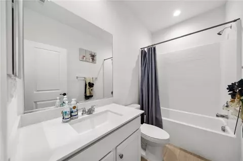 Bath - 786 Green Ct, Perris, CA 92571 photo 4 of 4