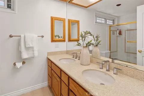 Bath - 4341 Dogwood Ave, Seal Beach, CA 90740 photo 2 of 3