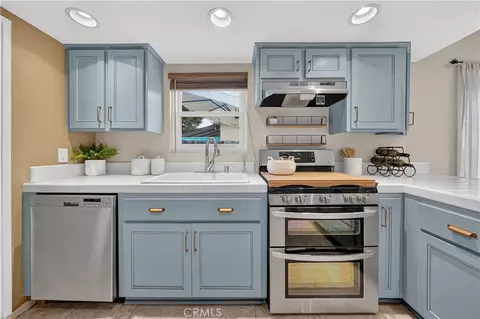 Kitchen - 4023 E Ransom St, Long Beach, CA 90804 photo 4 of 4