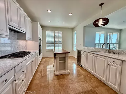 Kitchen - 1000 E Ocean Blvd, Long Beach, CA 90802 photo 5 of 8
