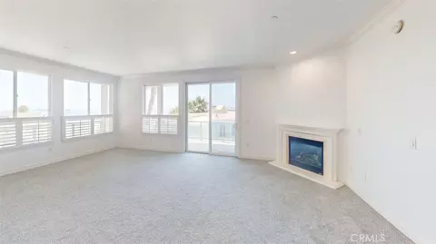 Living - 1000 E Ocean Blvd, Long Beach, CA 90802 photo 2 of 4