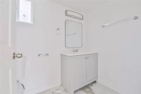 Bath - 1043 W 151st St, Compton, CA 90220 photo 2 of 7