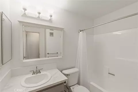 Bath - 3425 E 15th #12D, Long Beach, CA 90804 photo 1 of 2
