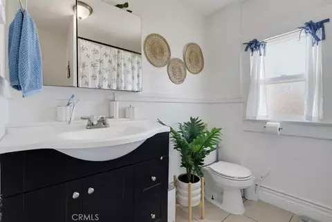 Bath - 551 W 8th St, Long Beach, CA 90813 photo 3 of 5