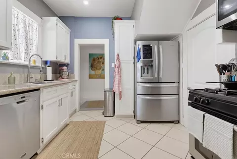 Entry Way - 551 W 8th St, Long Beach, CA 90813 photo 3 of 5