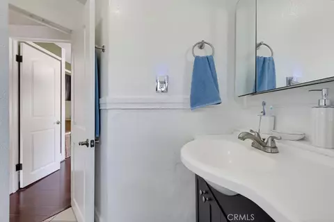 Bath - 551 W 8th St, Long Beach, CA 90813 photo 5 of 5