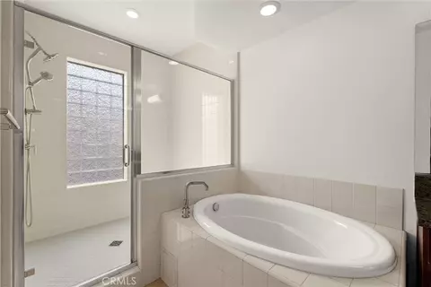 Bath - 300 E 4th St #201, Long Beach, CA 90802 photo 2 of 3