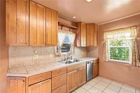Kitchen - 2390 Oregon, Long Beach, CA 90806 photo 3 of 5