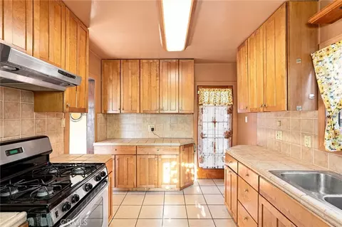 Kitchen - 2390 Oregon, Long Beach, CA 90806 photo 2 of 5