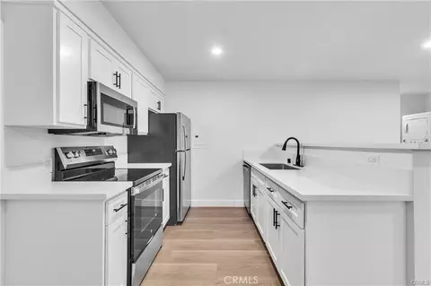 Kitchen - 625 Orizaba, Long Beach, CA 90814 photo 4 of 8