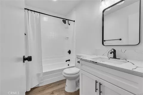Bath - 625 Orizaba, Long Beach, CA 90814 photo 4 of 5