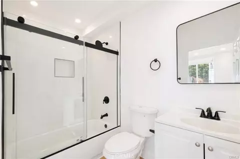 Bath - 625 Orizaba, Long Beach, CA 90814 photo 5 of 5