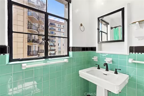 Bath - 800 E Ocean #905, Long Beach, CA 90802 photo 1 of 2