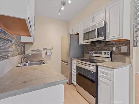 Kitchen - 335 Cedar Ave #412, Long Beach, CA 90802 photo 3 of 3