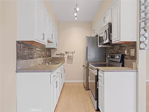 Kitchen - 335 Cedar Ave #412, Long Beach, CA 90802 photo 2 of 3