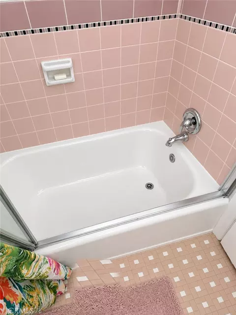 Bath - 800 E Ocean #1203, Long Beach, CA 90802 photo 2 of 3