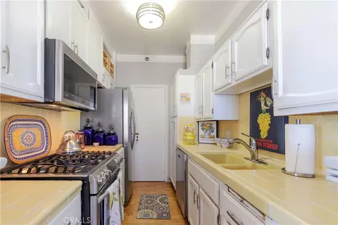 Kitchen - 800 E Ocean #1203, Long Beach, CA 90802 photo 2 of 3