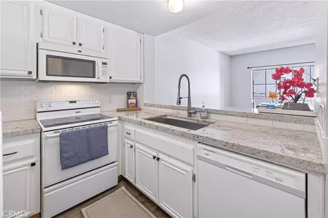 Kitchen - 730 W 4th St #308, Long Beach, CA 90802 photo 2 of 4