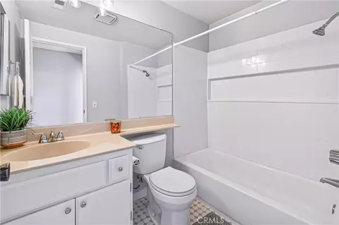 Bath - 730 W 4th St #308, Long Beach, CA 90802 photo 1 of 2