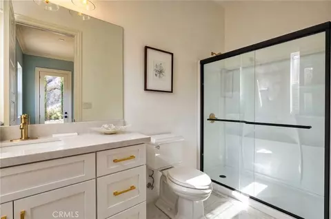 Bath - 17190 Small Canyon Ln, Riverside, CA 92506 photo 4 of 8