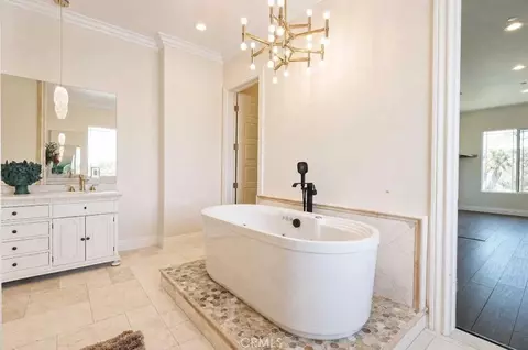 Bath - 17190 Small Canyon Ln, Riverside, CA 92506 photo 5 of 8