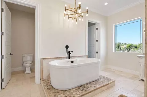 Bath - 17190 Small Canyon Ln, Riverside, CA 92506 photo 6 of 8