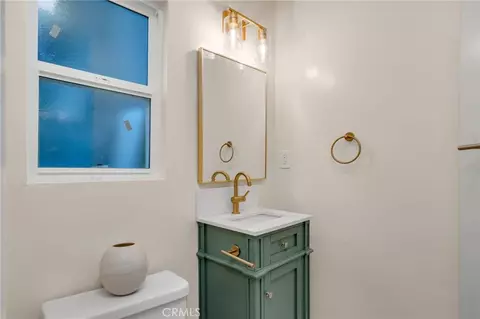 Bath - 4027 E 11th, Long Beach, CA 90804 photo 3 of 11