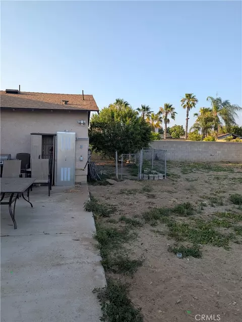 9475 Acacia, Fontana, CA 92335 photo 2