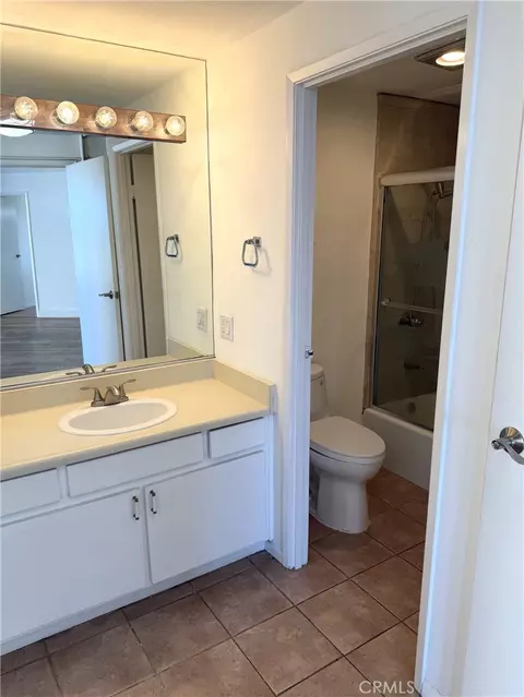 Bath - 700 E Ocean #808, Long Beach, CA 90802 photo 1 of 3