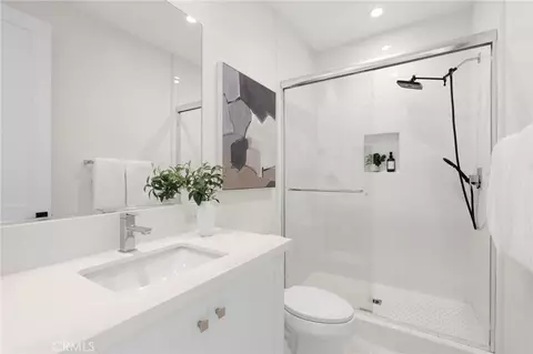Bath - 208 Ocean Pl, Seal Beach, CA 90740 photo 4 of 4