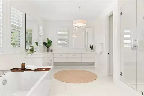 Bath - 208 Ocean Pl, Seal Beach, CA 90740 photo 1 of 4