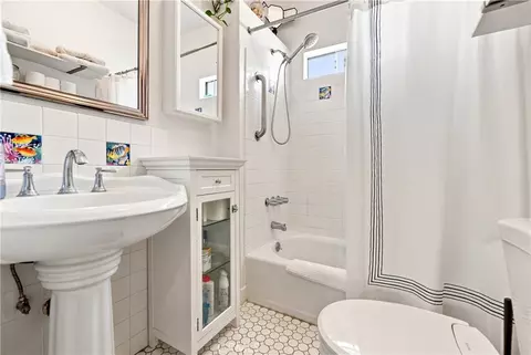 Bath - 1915 E 3rd, Long Beach, CA 90802 photo 4 of 6