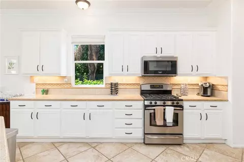 Kitchen - 49790 Newman Cir, Indio, CA 92201 photo 4 of 4