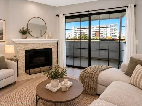 Living - 6545 Reseda #3, Reseda, CA 91335 photo 4 of 5