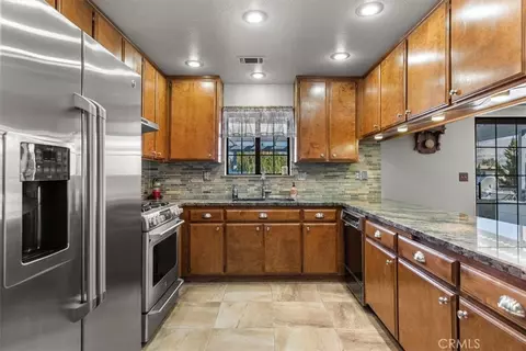 Kitchen - 19613 Meadows Rd, Tehachapi, CA 93561 photo 3 of 5