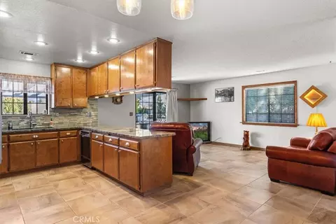 Kitchen - 19613 Meadows Rd, Tehachapi, CA 93561 photo 2 of 5
