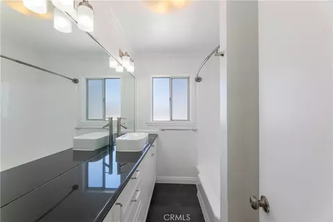 Bath - 1329 E 1st #40, Long Beach, CA 90802 photo 1 of 3