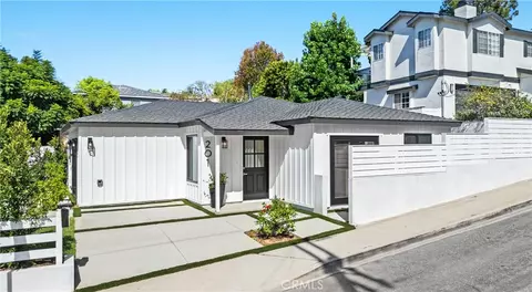 1561 2nd St, Manhattan Beach, CA 90266