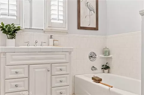 Bath - 3924 N Lime, Long Beach, CA 90807 photo 3 of 4