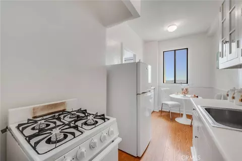 Kitchen - 315 W 3rd #1011, Long Beach, CA 90802 photo 2 of 3