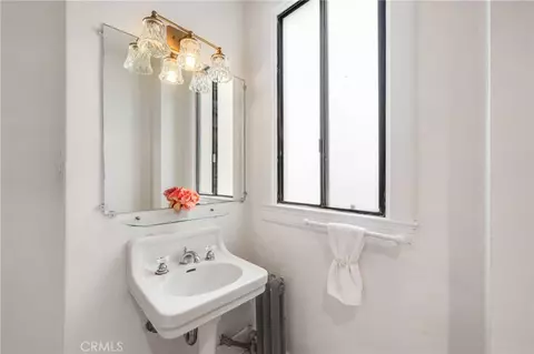 Bath - 315 W 3rd #1011, Long Beach, CA 90802 photo 3 of 4