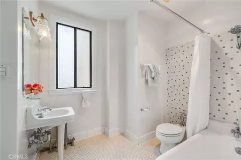 Bath - 315 W 3rd #1011, Long Beach, CA 90802 photo 2 of 4