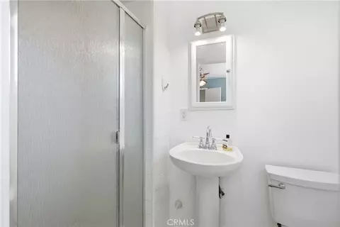 Bath - 206 E Rosslynn, Fullerton, CA 92832 photo 2 of 2