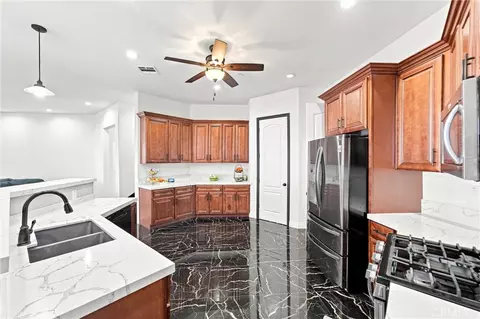 Kitchen - 19373 Day St, Perris, CA 92570 photo 4 of 4
