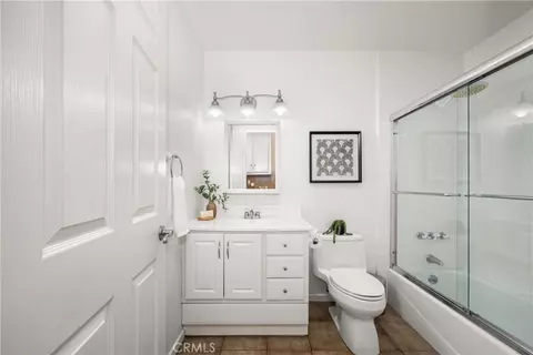 Bath - 3261 Lilly Ave, Long Beach, CA 90808 photo 4 of 9