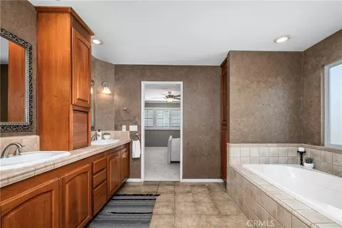 Bath - 3261 Lilly Ave, Long Beach, CA 90808 photo 8 of 9