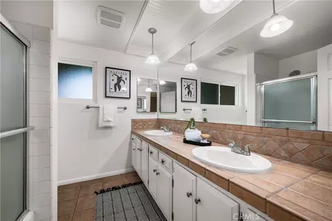 Bath - 3261 Lilly Ave, Long Beach, CA 90808 photo 2 of 9