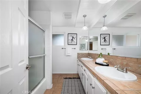 Bath - 3261 Lilly Ave, Long Beach, CA 90808 photo 3 of 9