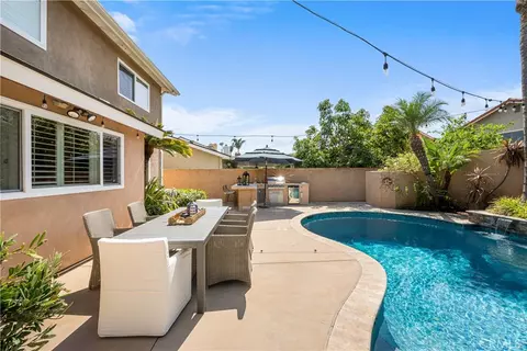 Exterior - 3261 Lilly Ave, Long Beach, CA 90808 photo 7 of 11