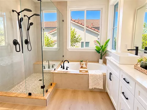Bath - 43951 Barletta, Temecula, CA 92592 photo 4 of 5